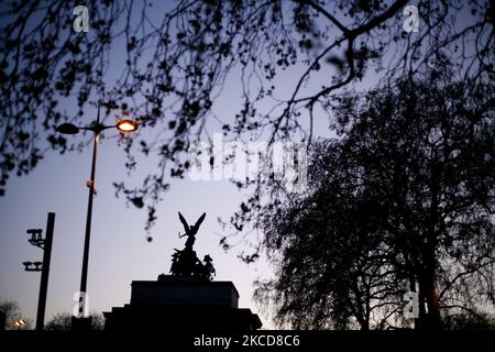 Der Wellington Arch steht am Hyde Park Corner, vom Constitution Hill aus gesehen, wenn die Dämmerung am Ende eines schönen Frühlingstages in London, England, am 22. April 2021 fällt. (Foto von David Cliff/NurPhoto) Stockfoto