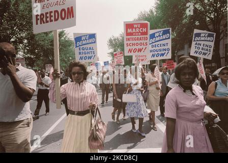 Eine Prozession der Afro-Amerikaner tragen Schilder für die Gleichberechtigung, 1963. Stockfoto