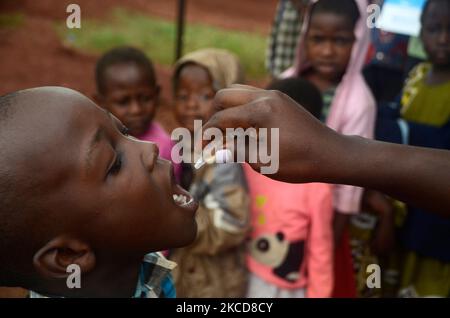 Luwero, Uganda. 4.. November 2022. Ein Kind erhält einen Polio-Impfstoff während einer landesweiten Polio-Impfübung in Nyimbwa, Bezirk Luwero, Uganda, 4. November 2022. Uganda hat am Freitag eine landesweite Tür-zu-Tür-Impfübung für 8,7 Millionen Kinder unter fünf Jahren gestartet. Quelle: Nichola Kajoba/Xinhua/Alamy Live News Stockfoto