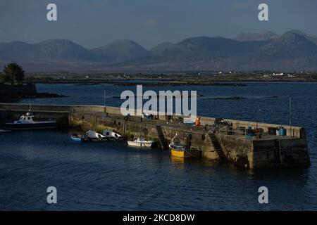 Blick auf einen kleinen Hafen in Roundstone, im County Galway. Am Donnerstag, 22. April 2021, in Roundstone, Connemara, County Galway, Irland. (Foto von Artur Widak/NurPhoto) Stockfoto