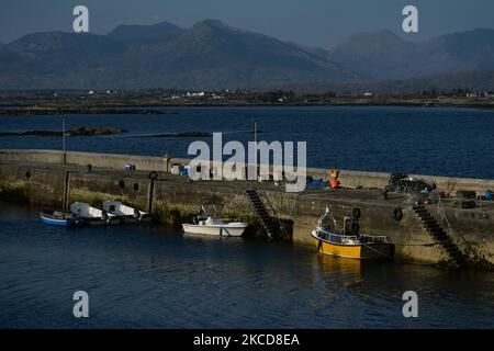 Blick auf einen kleinen Hafen in Roundstone, im County Galway. Am Donnerstag, 22. April 2021, in Roundstone, Connemara, County Galway, Irland. (Foto von Artur Widak/NurPhoto) Stockfoto