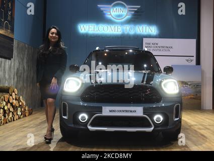 Jodie O'tania, Kommunikationsdirektor der BMW Group Indonesia, stellt sich beim Launch des neuen MINI Countryman auf der IIMS Hybrid 2021 auf der JIExpo, Jakarta, am 22,2021. April vor. Der neue MINI Countryman, dessen Montageprozess in Jakarta, Indonesien, in den Varianten Cooper und Cooper S mit digitaler Technologie auf der Frontplatte gestartet wird, kann auch die Qibla-Richtung zeigen, wenn Menschen anbeten wollen. (Foto von Dasril Roszandi/NurPhoto) Stockfoto