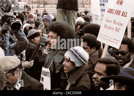 Reverend Jesse Jackson umgeben von Demonstranten rund um das Weiße Haus, 1975. Stockfoto