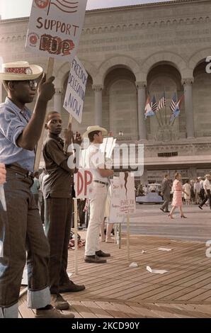 Afroamerikanische und weiße Mississippi Freiheit demokratische Partei Anhänger außerhalb der 1964 Democratic National Convention. Stockfoto