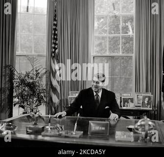 Präsident Ronald Reagan an seinem Schreibtisch im Oval Office des Weißen Hauses. Stockfoto