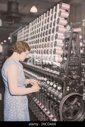 Frau Warpfilling Thread auf einem Webstuhl, 1936. Stockfoto