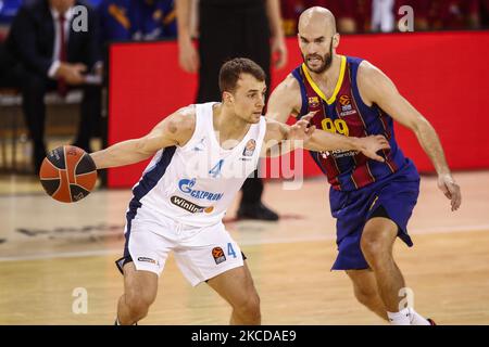 04 Kevin Pangos von Zenit St. Petersburg verteidigt von 99 Nick Calathes vom FC Barcelona während des Spiels 2 von Turkish Airlines Euroleague Basketball Playoff-Spiel zwischen dem FC Barcelona und Zenit St. Petersburg im Palau Blaugrana am 23. April 2021 in Barcelona, Spanien. (Foto von Xavier Bonilla/NurPhoto) Stockfoto