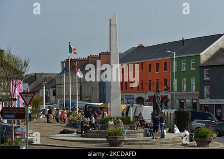 Eine allgemeine Ansicht des Hauptplatzes von Clifden mit der Statue von Alcock und Brown, die während der COVID-19-Sperre gesehen wurde. Am Freitag, den 23. April 2021, in Clifden, Connemara, Irland. (Foto von Artur Widak/NurPhoto) Stockfoto