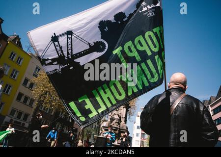 Die Kohlefahne wird freitags für zukünftige Kundgebungen gegen den amerikanischen Präsidenten Joe Biden beim Klimagipfel in Köln am 23. April 2021 gestoppt (Foto: Ying Tang/NurPhoto) Stockfoto