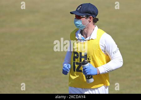 CHESTER LE STREET, GROSSBRITANNIEN. APRIL 23. Michael Cohen aus Derbyshire über 12. Mann trägt PSA zum Schutz vor der Übertragung des Coronavirus während des LV= Insurance County Championship-Spiels zwischen dem Durham County Cricket Club und dem Derbyshire County Cricket Club in Emirates Riverside, Chester le Street, am Freitag, dem 23.. April 2021. (Kredit: Robert Smith | MI News) (Foto von MI News/NurPhoto) Stockfoto