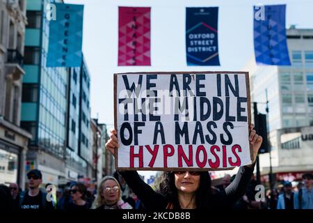 Die Demonstranten nehmen an einem Anti-Lockdown-Protest zum „Medical Freedom Bill“ Teil, während sich die Coronavirus-Krankheit am 24. April 2021 in London, Großbritannien, ausbreitete. Die Metropolitan Police hat gesagt, dass sie sich der Pläne für einen groß angelegten Protest bewusst sind und die Anzahl der Beamten entsprechend erhöht haben. (Foto von Maciek Musialek/NurPhoto) Stockfoto