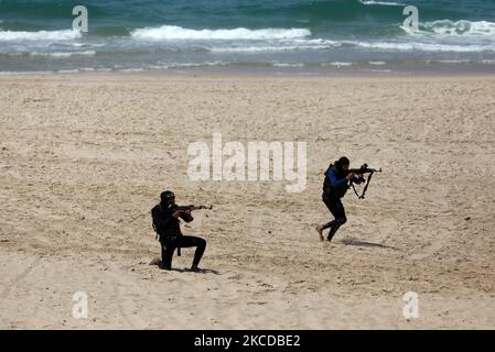 Palästinensische Kämpfer der al-Mudschaheddin Brigaden während einer Anti-Israel-Übung am 24. April 2021 an einem Strand in Gaza-Stadt. (Foto von Majdi Fathi/NurPhoto) Stockfoto