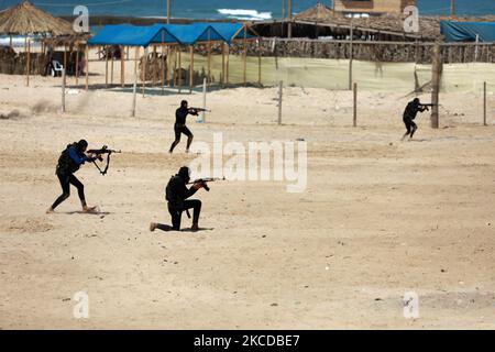 Palästinensische Kämpfer der al-Mudschaheddin Brigaden während einer Anti-Israel-Übung am 24. April 2021 an einem Strand in Gaza-Stadt. (Foto von Majdi Fathi/NurPhoto) Stockfoto