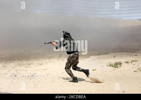 Palästinensische Kämpfer der al-Mudschaheddin Brigaden während einer Anti-Israel-Übung am 24. April 2021 an einem Strand in Gaza-Stadt. (Foto von Majdi Fathi/NurPhoto) Stockfoto