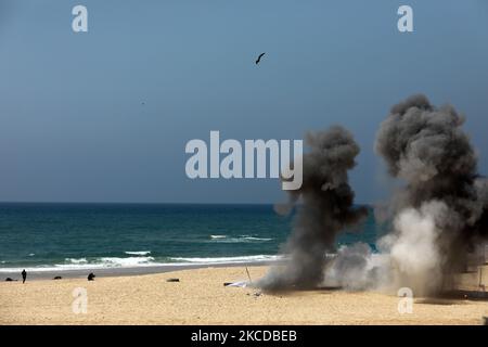 Palästinensische Kämpfer der al-Mudschaheddin Brigaden während einer Anti-Israel-Übung am 24. April 2021 an einem Strand in Gaza-Stadt. (Foto von Majdi Fathi/NurPhoto) Stockfoto