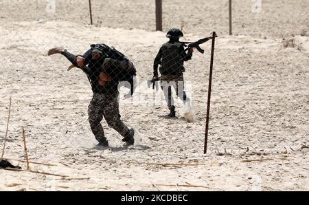 Palästinensische Kämpfer der al-Mudschaheddin Brigaden während einer Anti-Israel-Übung am 24. April 2021 an einem Strand in Gaza-Stadt. (Foto von Majdi Fathi/NurPhoto) Stockfoto