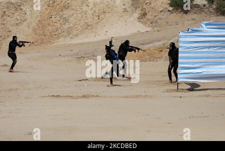 Palästinensische Kämpfer der al-Mudschaheddin Brigaden während einer Anti-Israel-Übung am 24. April 2021 an einem Strand in Gaza-Stadt. (Foto von Majdi Fathi/NurPhoto) Stockfoto
