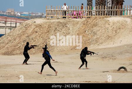 Palästinensische Kämpfer der al-Mudschaheddin Brigaden während einer Anti-Israel-Übung am 24. April 2021 an einem Strand in Gaza-Stadt. (Foto von Majdi Fathi/NurPhoto) Stockfoto