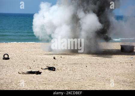 Palästinensische Kämpfer der al-Mudschaheddin Brigaden während einer Anti-Israel-Übung am 24. April 2021 an einem Strand in Gaza-Stadt. (Foto von Majdi Fathi/NurPhoto) Stockfoto