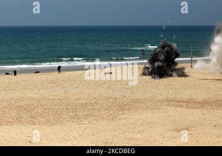 Palästinensische Kämpfer der al-Mudschaheddin Brigaden während einer Anti-Israel-Übung am 24. April 2021 an einem Strand in Gaza-Stadt. (Foto von Majdi Fathi/NurPhoto) Stockfoto