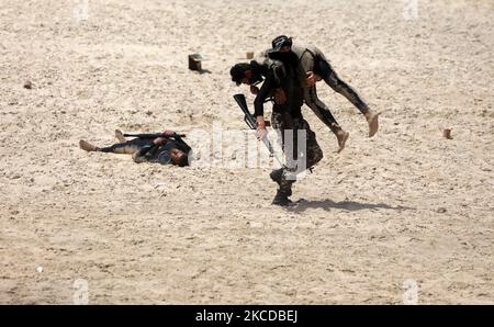 Palästinensische Kämpfer der al-Mudschaheddin Brigaden während einer Anti-Israel-Übung am 24. April 2021 an einem Strand in Gaza-Stadt. (Foto von Majdi Fathi/NurPhoto) Stockfoto