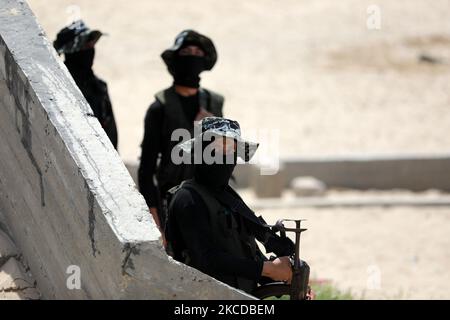 Palästinensische Kämpfer der al-Mudschaheddin Brigaden während einer Anti-Israel-Übung am 24. April 2021 an einem Strand in Gaza-Stadt. (Foto von Majdi Fathi/NurPhoto) Stockfoto