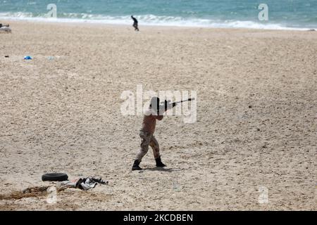 Palästinensische Kämpfer der al-Mudschaheddin Brigaden während einer Anti-Israel-Übung am 24. April 2021 an einem Strand in Gaza-Stadt. (Foto von Majdi Fathi/NurPhoto) Stockfoto