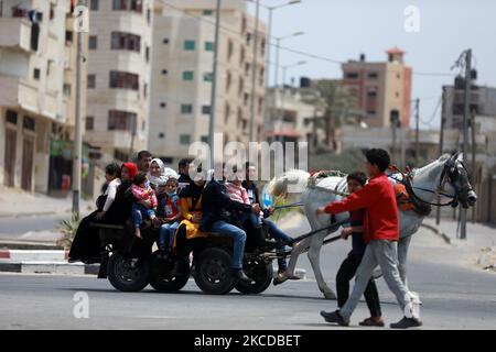 Palästinenser sehen aus wie palästinensische Kämpfer der al-Mudschaheddin Brigaden während einer Anti-Israel-Übung an einem Strand in Gaza-Stadt am 24. April 2021. (Foto von Majdi Fathi/NurPhoto) Stockfoto