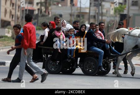 Palästinenser sehen aus wie palästinensische Kämpfer der al-Mudschaheddin Brigaden während einer Anti-Israel-Übung an einem Strand in Gaza-Stadt am 24. April 2021. (Foto von Majdi Fathi/NurPhoto) Stockfoto