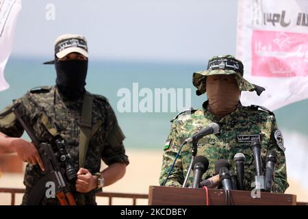 Palästinensische Kämpfer der al-Mudschaheddin Brigaden während einer Anti-Israel-Übung am 24. April 2021 an einem Strand in Gaza-Stadt. (Foto von Majdi Fathi/NurPhoto) Stockfoto