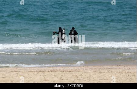 Palästinensische Kämpfer der al-Mudschaheddin Brigaden während einer Anti-Israel-Übung am 24. April 2021 an einem Strand in Gaza-Stadt. (Foto von Majdi Fathi/NurPhoto) Stockfoto
