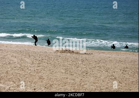 Palästinensische Kämpfer der al-Mudschaheddin Brigaden während einer Anti-Israel-Übung am 24. April 2021 an einem Strand in Gaza-Stadt. (Foto von Majdi Fathi/NurPhoto) Stockfoto