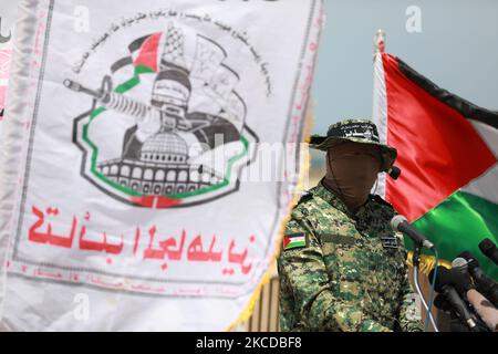 Palästinensische Kämpfer der al-Mudschaheddin Brigaden während einer Anti-Israel-Übung am 24. April 2021 an einem Strand in Gaza-Stadt. (Foto von Majdi Fathi/NurPhoto) Stockfoto