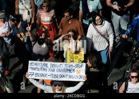 Die Demonstranten nehmen an einem Anti-Lockdown-Protest zum „Medical Freedom Bill“ Teil, während sich die Coronavirus-Krankheit am 24. April 2021 in London, Großbritannien, ausbreitete. Die Metropolitan Police hat gesagt, dass sie sich der Pläne für einen groß angelegten Protest bewusst sind und die Anzahl der Beamten entsprechend erhöht haben. (Foto von Maciek Musialek/NurPhoto) Stockfoto