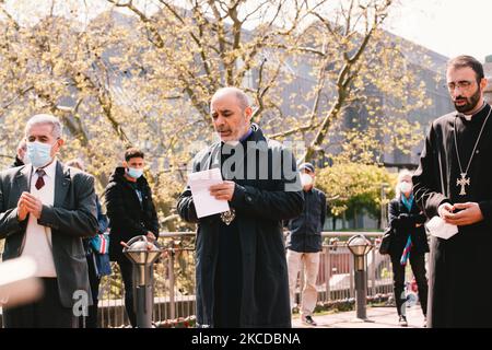 Bischof Serovpé Isakhanyan spricht am 24. April 2021 während des Gedenktages des armenischen Völkermordes vor dem Denkmal in Köln. (Foto von Ying Tang/NurPhoto) Stockfoto