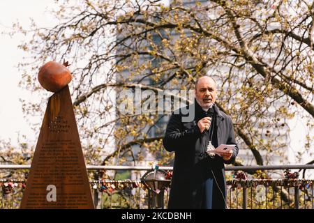 Bischof Serovpé Isakhanyan spricht am 24. April 2021 während des Gedenktages des armenischen Völkermordes vor dem Denkmal in Köln. (Foto von Ying Tang/NurPhoto) Stockfoto