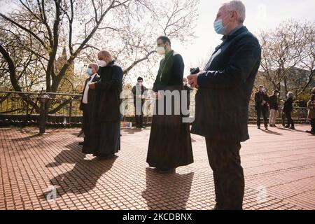 Bischof Serovpé Isakhanyan spricht am 24. April 2021 während des Gedenktages des armenischen Völkermordes vor dem Denkmal in Köln. (Foto von Ying Tang/NurPhoto) Stockfoto