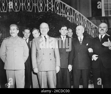 Präsident Truman und der sowjetische Ministerpräsident Josef Stalin während der Potsdamer Konferenz in Deutschland. Stockfoto