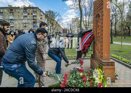 Während des Gedenktages des armenischen Völkermordes in Kiew, Ukraine, hinterlassen Menschen Blumen unter einem Khachkar, einer Gedenksteinstele armenischer Kultur. (Foto von Celestino Arce/NurPhoto) Stockfoto