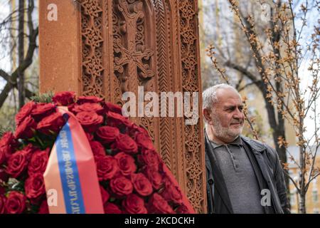 Ein Mann stellt sich während des Gedenktages des armenischen Völkermordes in Kiew, Ukraine, in der Nähe eines Khachkar, einer Gedenksteinstele armenischer Kultur. (Foto von Celestino Arce/NurPhoto) Stockfoto