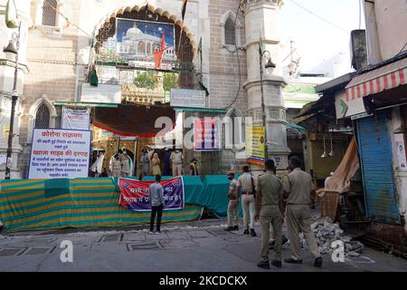 Ein verlassener Blick vor dem Schrein des Sufi-Heiligen Hazrat Khwaja Moinuddin Chishti in Ajmer, als Schrein für Pilger geschlossen ist, nach dem Aufstieg der Covid-19 Fälle im ganzen Land, in Ajmer, Rajasthan, Indien am 24. April 2021. (Foto von Himanshu Sharma/NurPhoto) Stockfoto