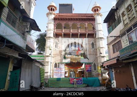 Ein verlassener Blick vor dem Schrein des Sufi-Heiligen Hazrat Khwaja Moinuddin Chishti in Ajmer, als Schrein für Pilger geschlossen ist, nach dem Aufstieg der Covid-19 Fälle im ganzen Land, in Ajmer, Rajasthan, Indien am 24. April 2021. (Foto von Himanshu Sharma/NurPhoto) Stockfoto