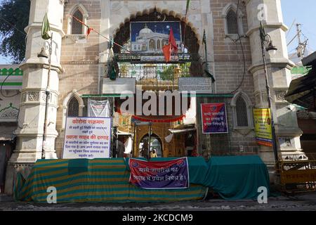 Ein verlassener Blick vor dem Schrein des Sufi-Heiligen Hazrat Khwaja Moinuddin Chishti in Ajmer, als Schrein für Pilger geschlossen ist, nach dem Aufstieg der Covid-19 Fälle im ganzen Land, in Ajmer, Rajasthan, Indien am 24. April 2021. (Foto von Himanshu Sharma/NurPhoto) Stockfoto