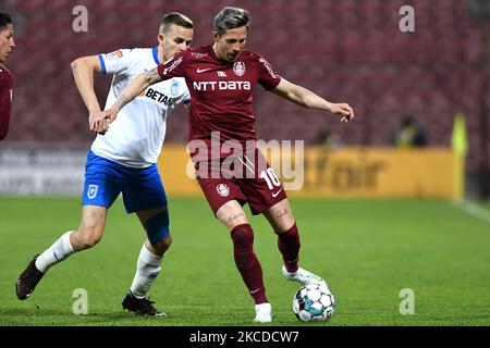 Nicusor Bancu (L) und Ciprian Deac (R), im Einsatz während des Matches der Rumänischen Liga 1 zwischen CFR Cluj und Universitatea Craiova, im Dr. Constantin Radulescu Stadion, in Cluj-Napoca, Rumänien, 24. April 2021. (Foto von Flaviu Buboi/NurPhoto) Stockfoto