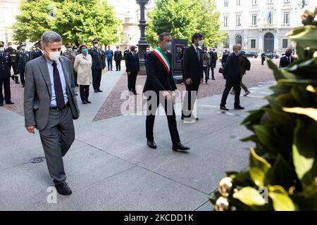 Beppe Sala surft während des Zweiten Weltkriegs in Mailand, Italien, am 25 2021. April auf den Feierlichkeiten zum Befreiungstag der nazifaschistischen Truppen. (Foto von Mairo Cinquetti/NurPhoto) Stockfoto