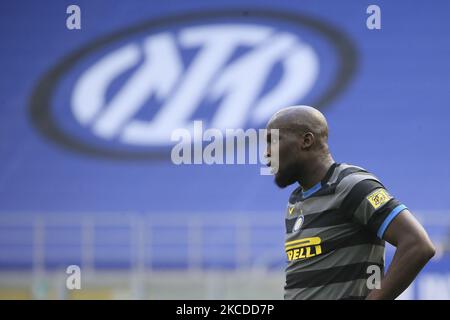 Romelu Lukaku vom FC Internazionale zeigt seine Dejektion während des Serie-A-Spiels zwischen dem FC Internazionale und dem FC Hellas Verona am 25. April 2021 im Stadio Giuseppe Meazza in Mailand, Italien. Sportstadien in ganz Italien unterliegen aufgrund der Coronavirus-Pandemie weiterhin strengen Beschränkungen, da staatliche Gesetze zur sozialen Distanzierung Fans innerhalb von Veranstaltungsorten verbieten, was dazu führt, dass Spiele hinter verschlossenen Türen gespielt werden. (Foto von Giuseppe Cottini/NurPhoto) Stockfoto