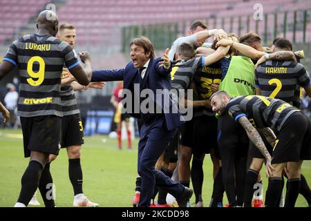 Antonio Conte, Cheftrainer des FC Internazionale, feiert am 25. April 2021 im Stadio Giuseppe Meazza in Mailand, Italien, das Spiel zwischen dem FC Internazionale und dem FC Hellas Verona. Sportstadien in ganz Italien unterliegen aufgrund der Coronavirus-Pandemie weiterhin strengen Beschränkungen, da staatliche Gesetze zur sozialen Distanzierung Fans innerhalb von Veranstaltungsorten verbieten, was dazu führt, dass Spiele hinter verschlossenen Türen gespielt werden. (Foto von Giuseppe Cottini/NurPhoto) Stockfoto