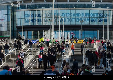 LONDON, GROSSBRITANNIEN - 25. APRIL 2021: Fans kommen am 25. April 2021 zum Carabao Cup-Finale zwischen Manchester City und Tottenham Hotspur im Wembley-Stadion an, als die Regierungspiloten das Publikum wieder zu Massenveranstaltungen mit 8.000 Teilnehmern in London, England, zurückbringen. (Foto von Wiktor Szymanowicz/NurPhoto) Stockfoto