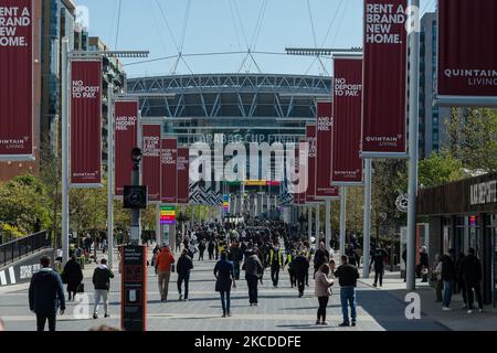 LONDON, GROSSBRITANNIEN - 25. APRIL 2021: Fans kommen am 25. April 2021 zum Carabao Cup-Finale zwischen Manchester City und Tottenham Hotspur im Wembley-Stadion an, als die Regierungspiloten das Publikum wieder zu Massenveranstaltungen mit 8.000 Teilnehmern in London, England, zurückbringen. (Foto von Wiktor Szymanowicz/NurPhoto) Stockfoto