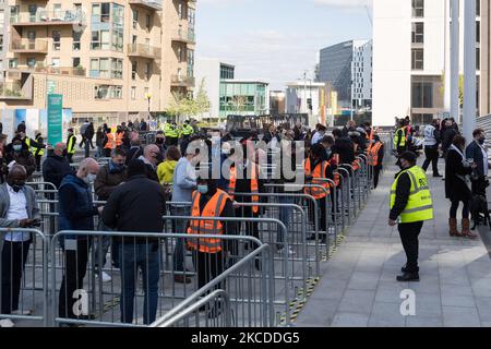 LONDON, GROSSBRITANNIEN - 25. APRIL 2021: Fans kommen am 25. April 2021 zum Carabao Cup-Finale zwischen Manchester City und Tottenham Hotspur im Wembley-Stadion an, als die Regierungspiloten das Publikum wieder zu Massenveranstaltungen mit 8.000 Teilnehmern in London, England, zurückbringen. (Foto von Wiktor Szymanowicz/NurPhoto) Stockfoto